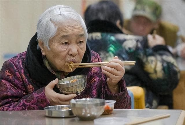 中老年人要远离猪肝？医生告诫：不想住进医院，这4物别轻易下嘴