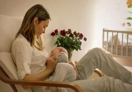 坚持母乳是落后观念？专家：母乳喂养对母婴健康皆有好处