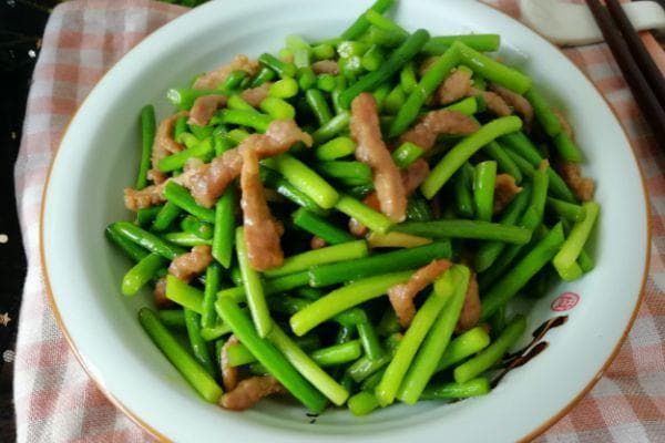 蒜苔炒肉：家常菜中的下饭神器
