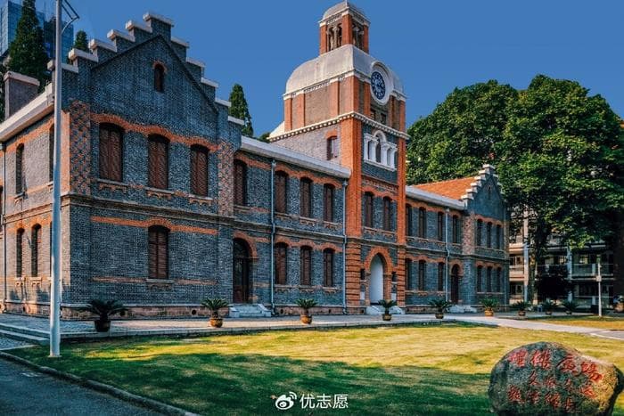 名牌大学的普通专业与普通大学王牌专业，考生如何选择！