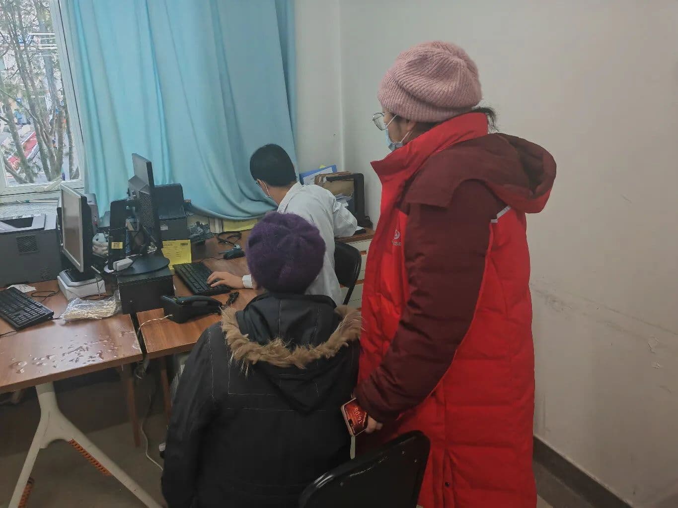 社区工作人员暖心“陪诊”，让老人就医不孤单