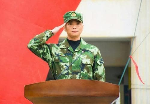 两杠三星是什么级别？部队中两杠三星的军衔是什么职务，能够指挥多少部队