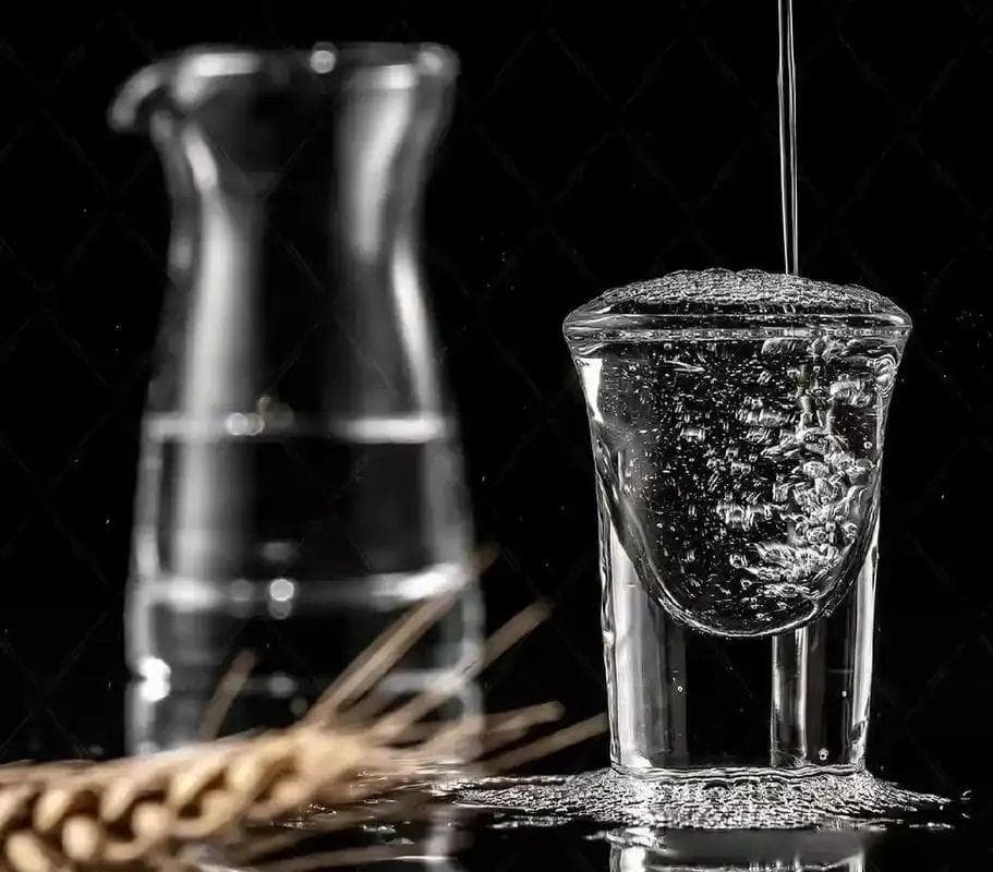 白酒饮用时出现混浊和沉淀物，是假酒吗？