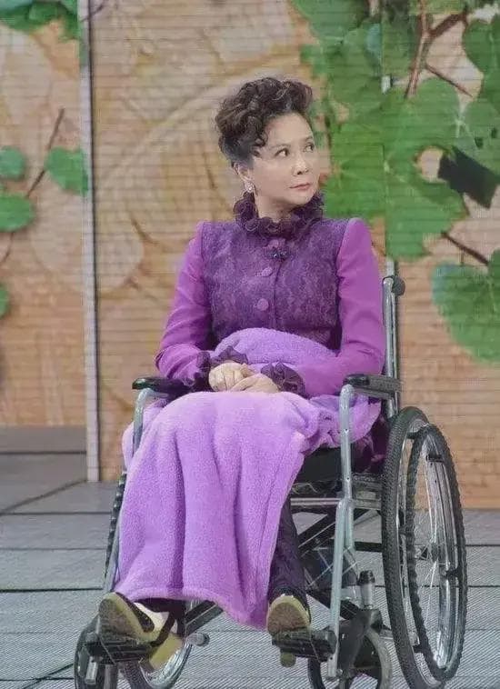 63岁蔡明：被骂“老不正经、怪吓人的”，难上春晚，儿子38岁未婚
