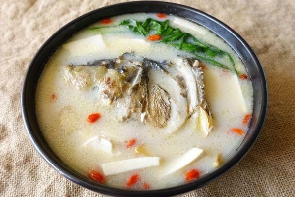鱼头汤，传统而美味的汤品，鲜美的口感和丰富的营养为人们所喜爱