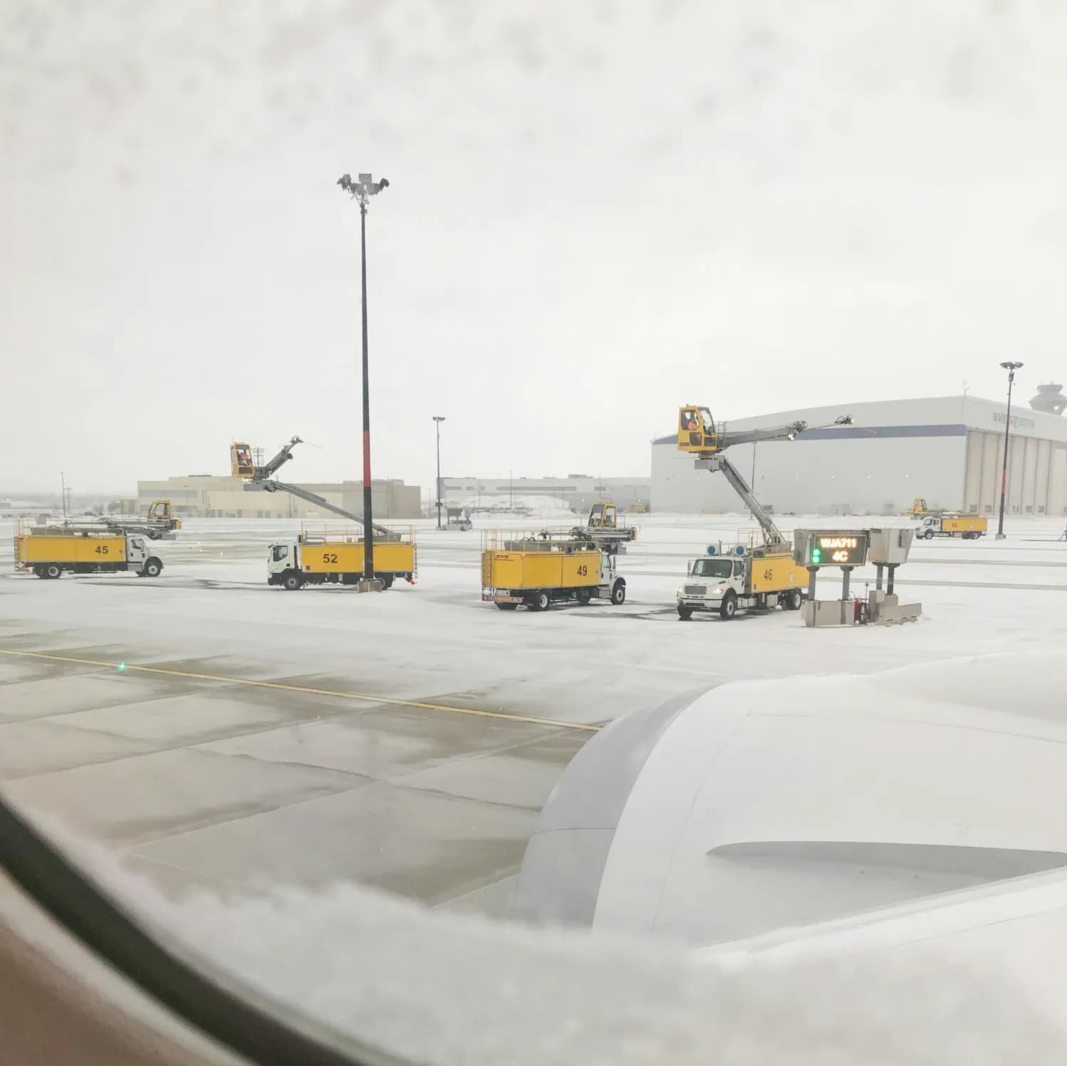 暴雪致太原武宿机场大面积延误，多部门联动保障旅客出行