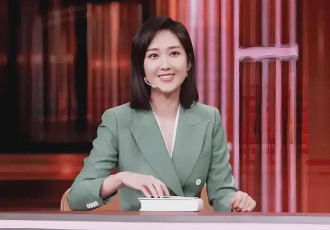 央视美女主持人王嘉宁：荣登春晚主持，29岁嫁人，爱情事业双丰收