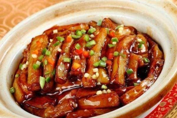 鱼香茄子，一道经典的川菜佳肴，酸甜微辣口感，深受大众的喜爱