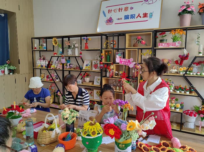 “送你一朵小红花”！在锦辉社区“编”出温情“织”造快乐