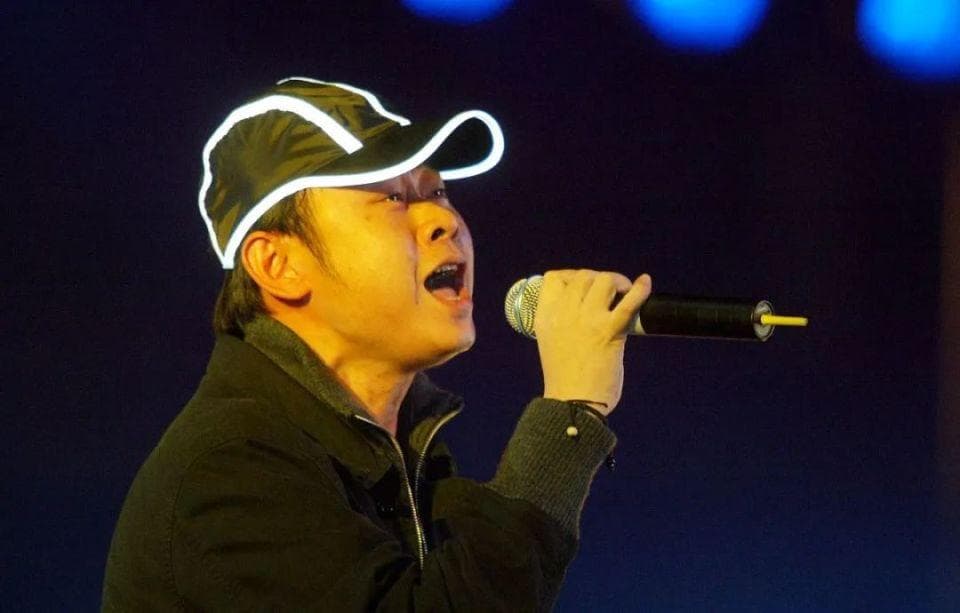 刀郎新身份亮相：从音乐才子到成都市人大代表的华丽转身