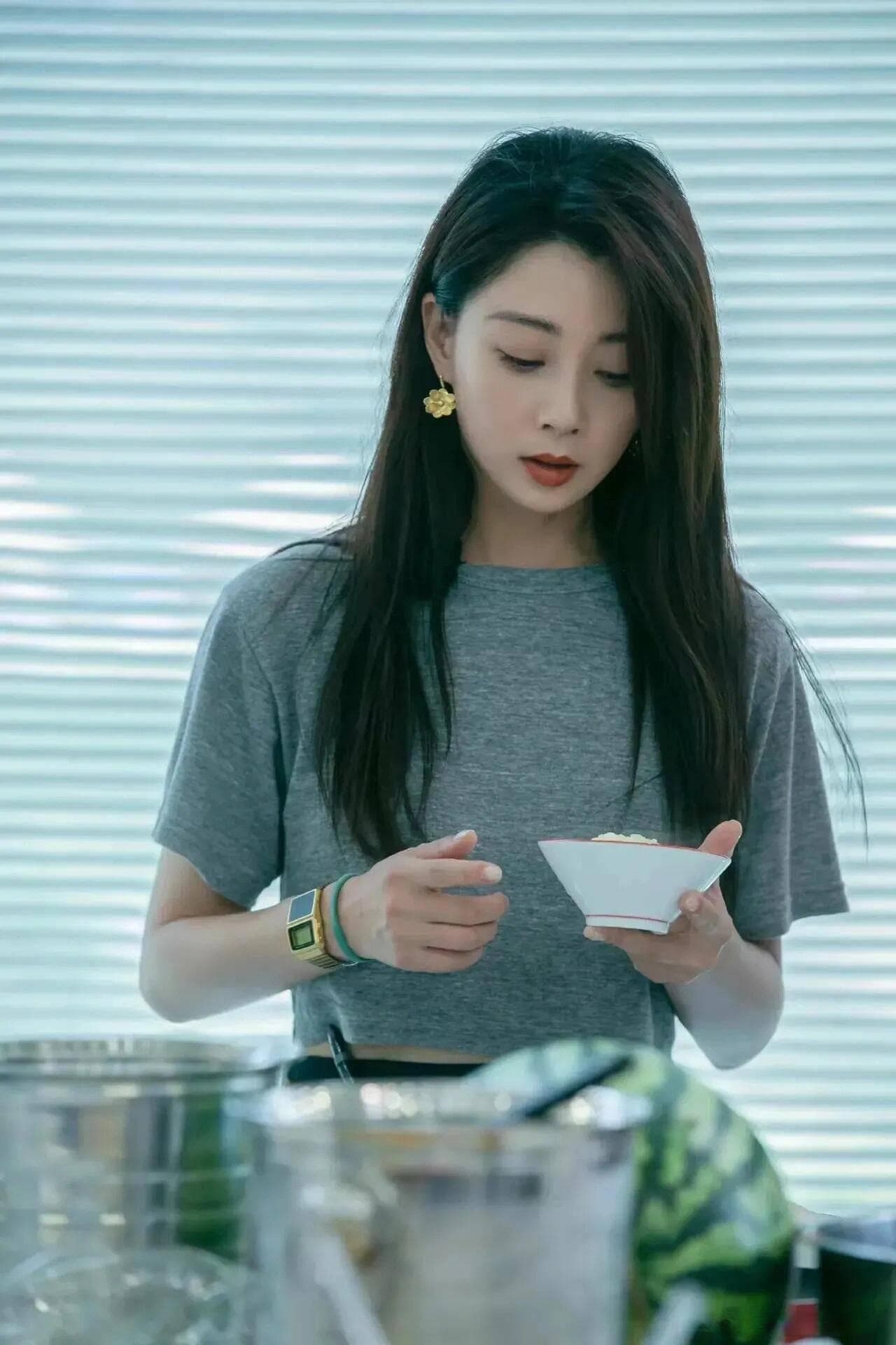 殷桃46岁依旧美如画！她的养生秘籍大揭秘