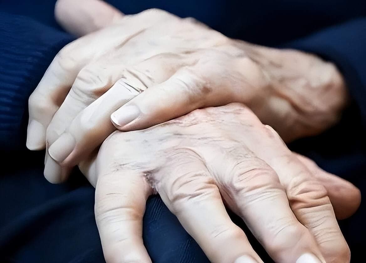 手抖和头抖患者在日常生活中应如何自我管理和减轻症状？