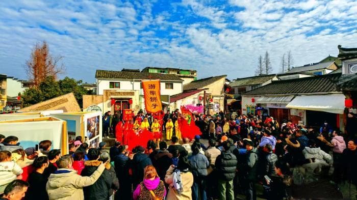 观舞狮品美食 浙江游埠古镇新春“人从众”