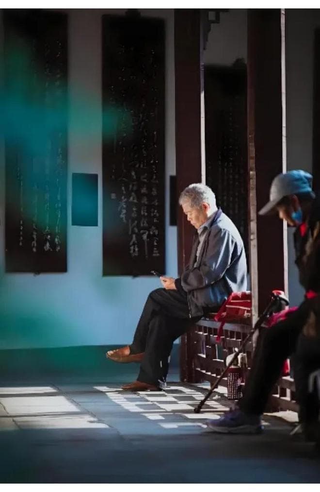 退休后，为何要与老同学、老同事保持距离？很扎心的真相
