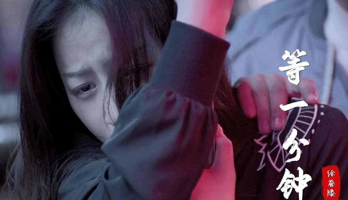 “草根歌手”花姐：从大排档卖唱女到千万网红，到底经历了什么