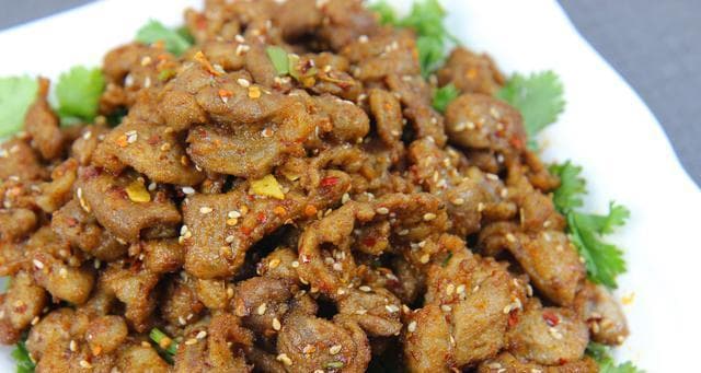闻名世界的以孜盐羊肉（新疆特色美食的代表，让你一口咬下就爱上的美食）