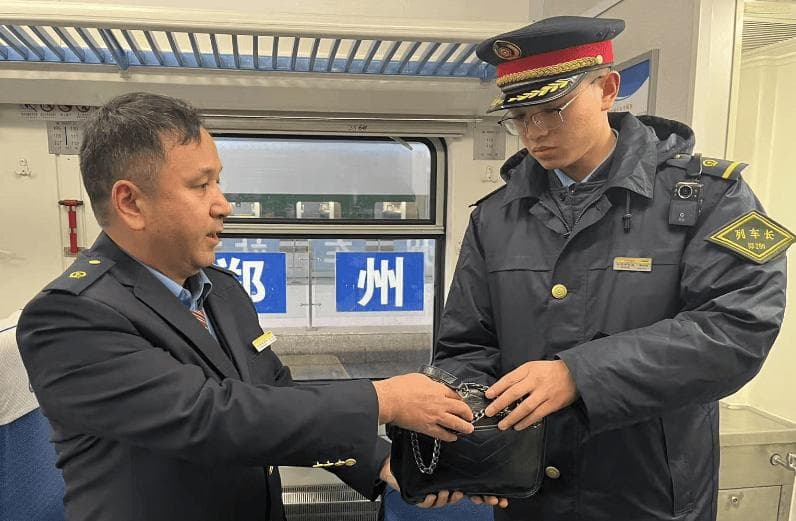 列车上的拾金不昧：雷锋精神的闪耀传承
