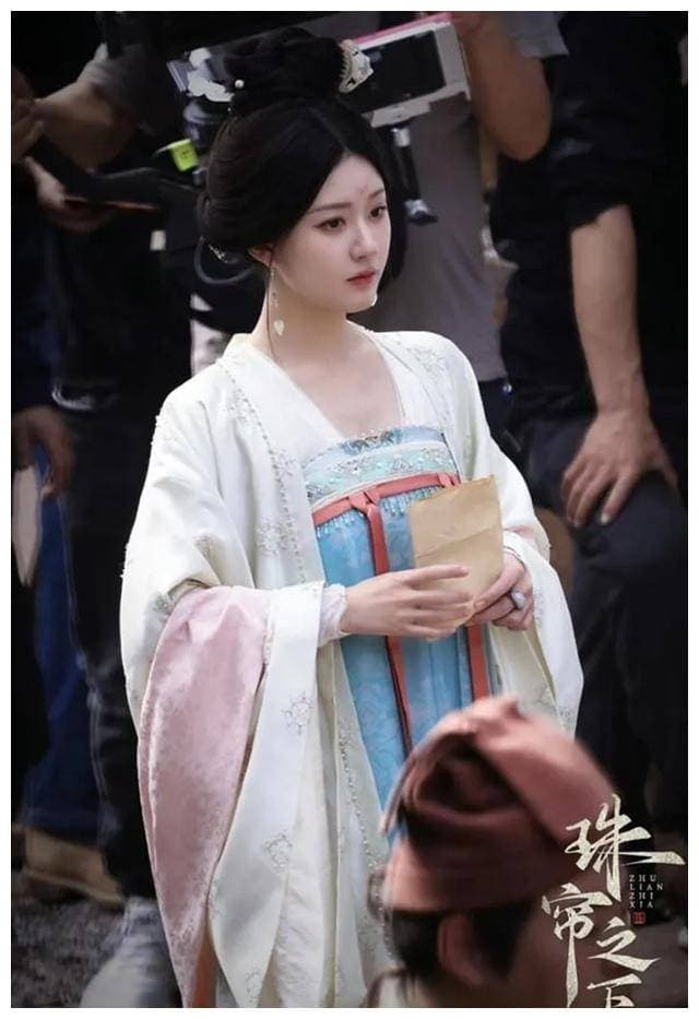 赵露思新剧《珠帘玉幕》路透照引热议！