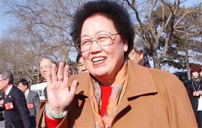 陈丽华：从修家具学徒到商业帝国女强人的传奇人生