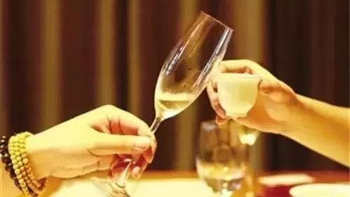 以茶代酒：传统礼仪的现代演绎