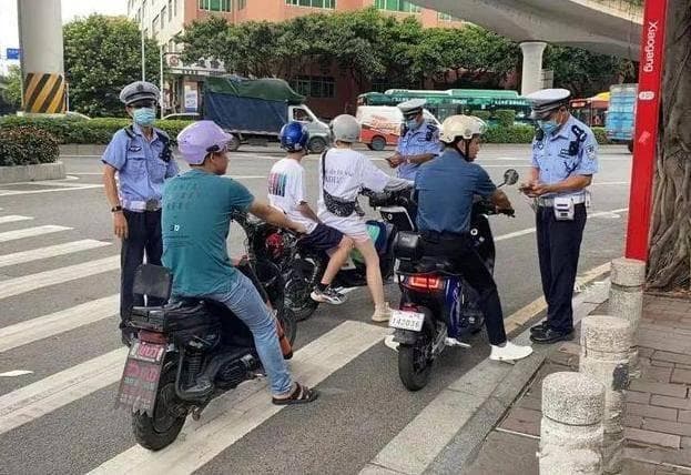 2025年骑电动车新规定：合规资质与上路必备四大件，你准备好了吗？