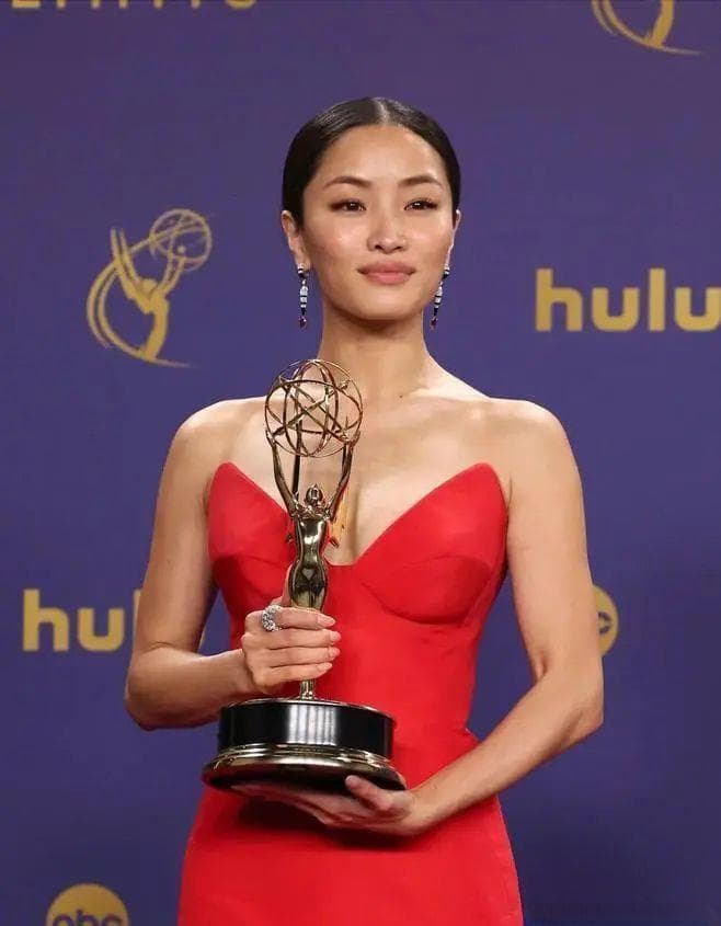 32岁拿下首位亚裔艾美视后，她打破东亚女性的刻板印象