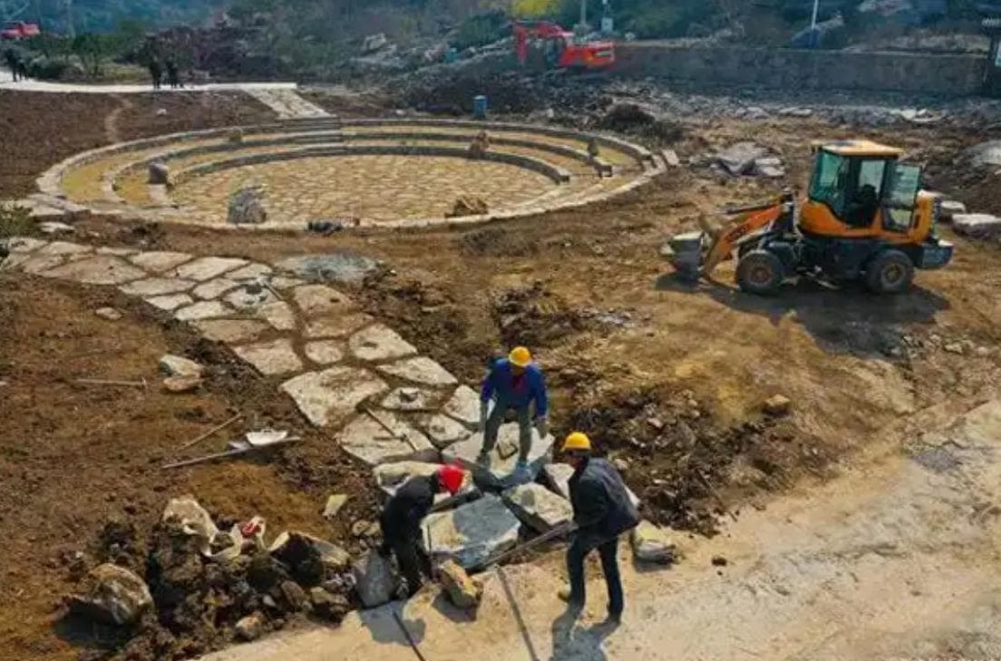 越南挖掘机轰鸣，百亿基建狂飙！“亚洲小虎”真能追上我国吗？