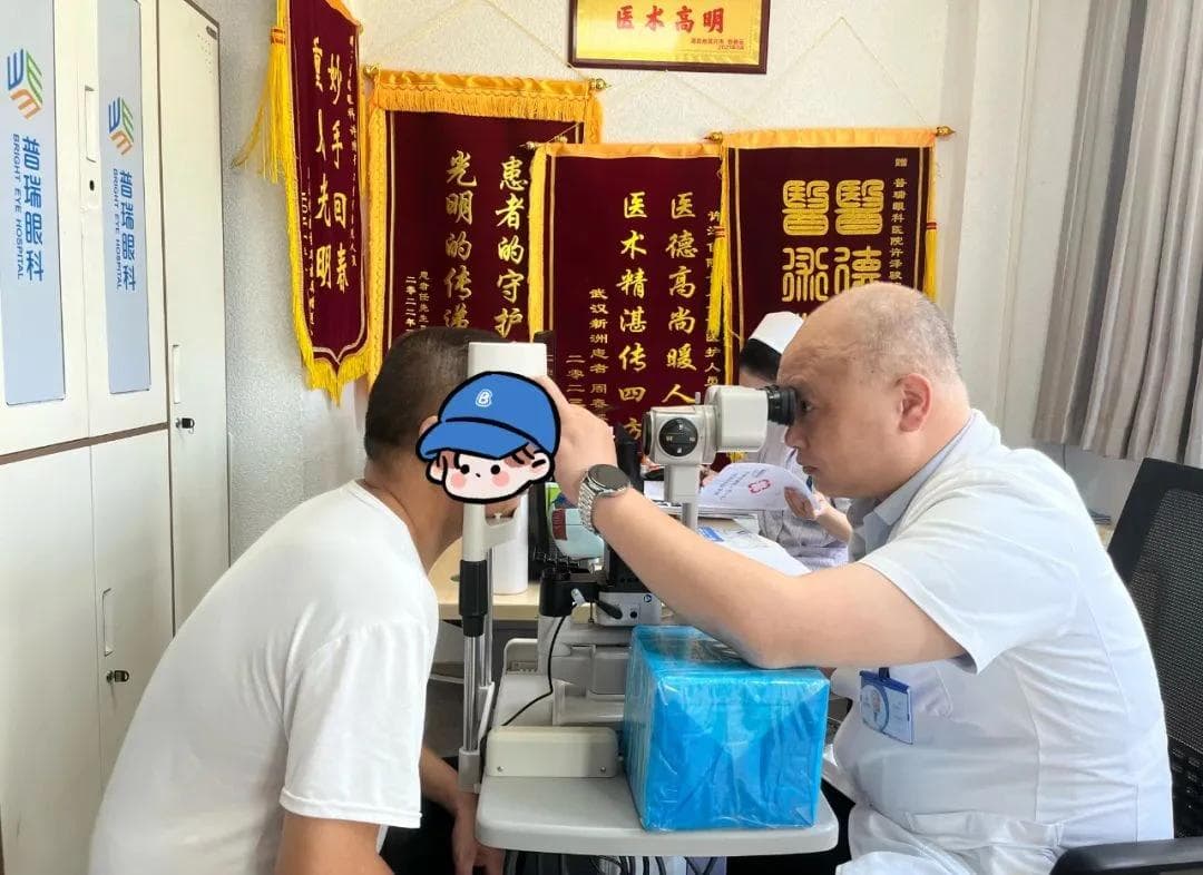 眼前有黑影是怎么回事？当心视网膜脱落风险