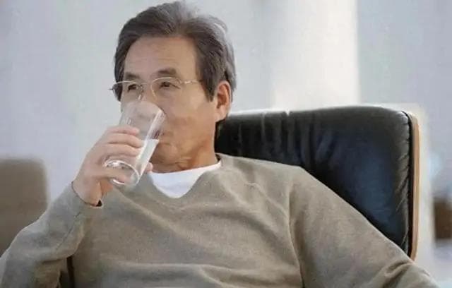 年纪越大，越要控制饮水量？医生建议：老年人尽量保持这个饮水量