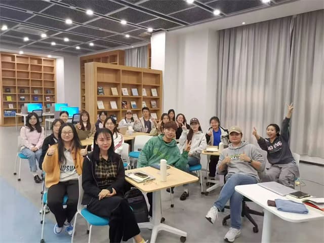 “手机上我们说了很多很多，见了面却一句话也说不出来……”