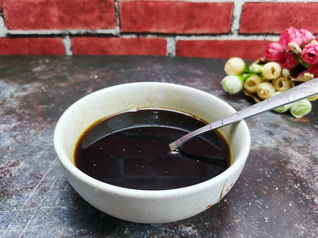 生抽酱油与老抽酱油一字之差，用途却差别很大，用错能毁一锅菜