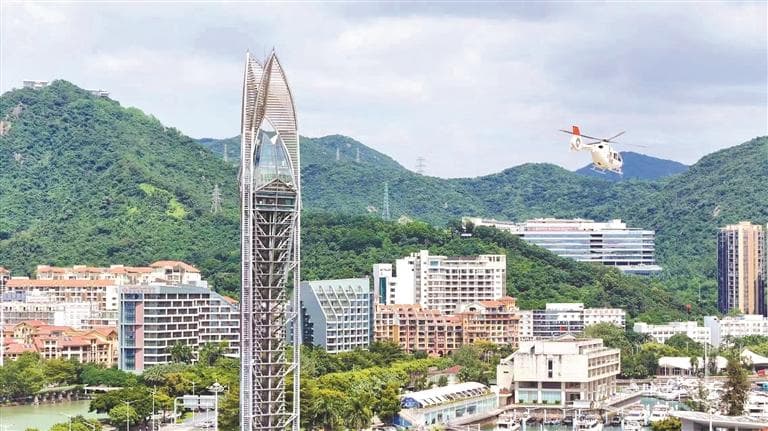 低空文旅活动成假期游玩“新宠” 市民流行坐直升机逛鹏城