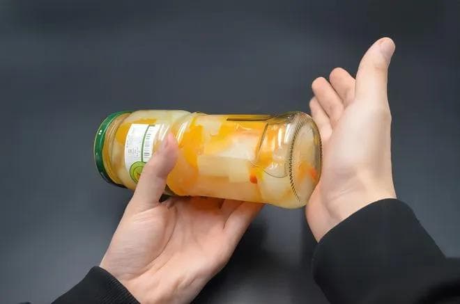 拧不开的罐头，为什么拍一拍底部就开了？