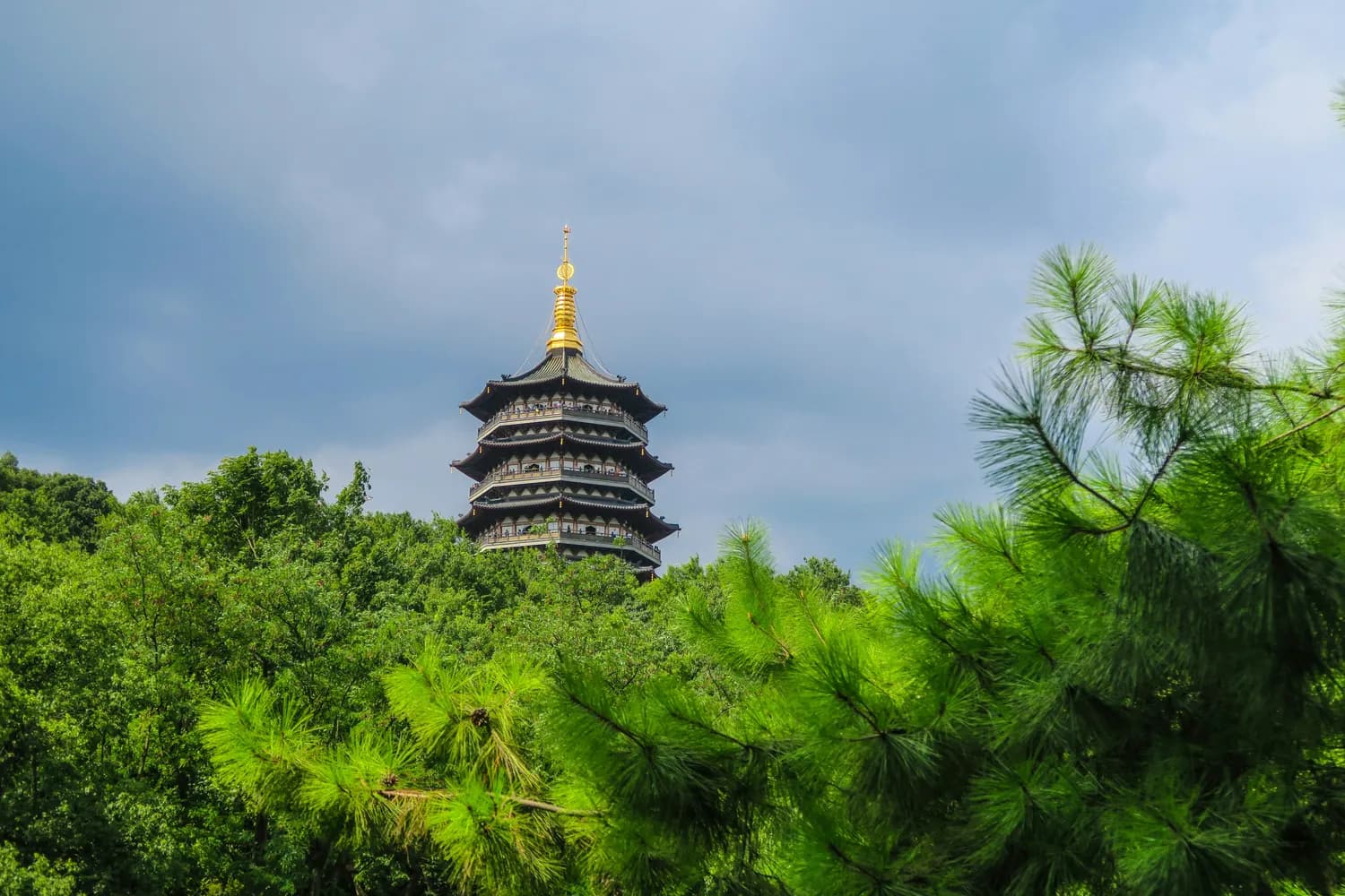 雷峰塔与灵隐寺：西湖边的文化双璧