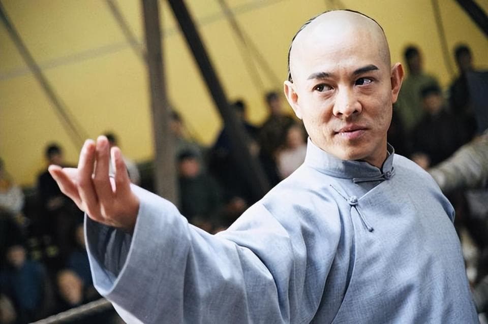 李连杰现身新加坡法会：从功夫巨星到修行者的转变