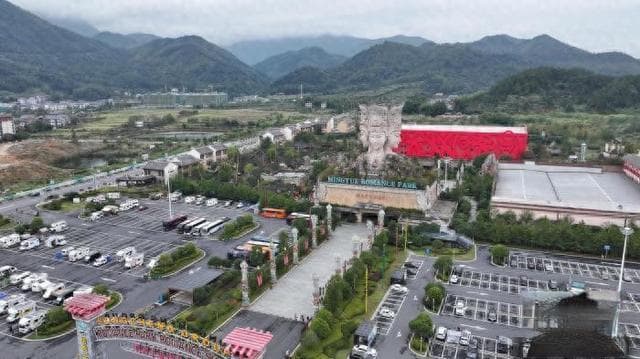 江西温汤镇：富硒温泉吸引1.2万“银发族”，去年旅游收入近100亿
