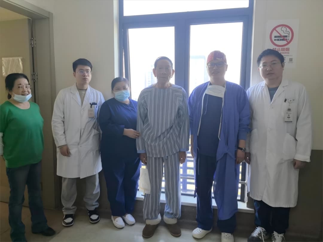 华山多学科团队鏖战6小时，为八旬老人拆除8公分"致命癌栓"
