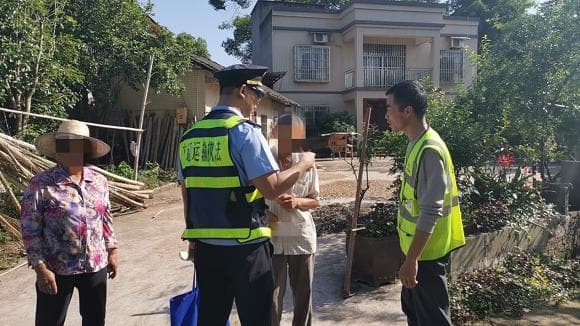重庆：人行涵洞蓄水养鱼，交通执法部门紧急联合处置