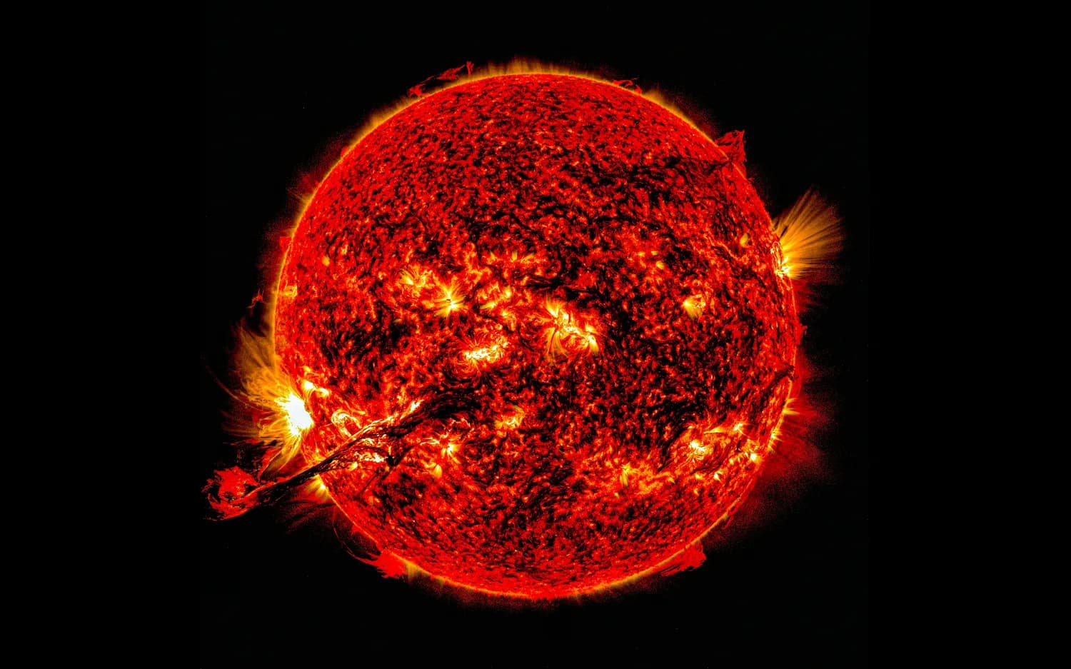 2024年最强太阳风暴揭秘：电磁场如何影响观测？