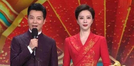 任鲁豫：春晚主持台上的“定海神针”