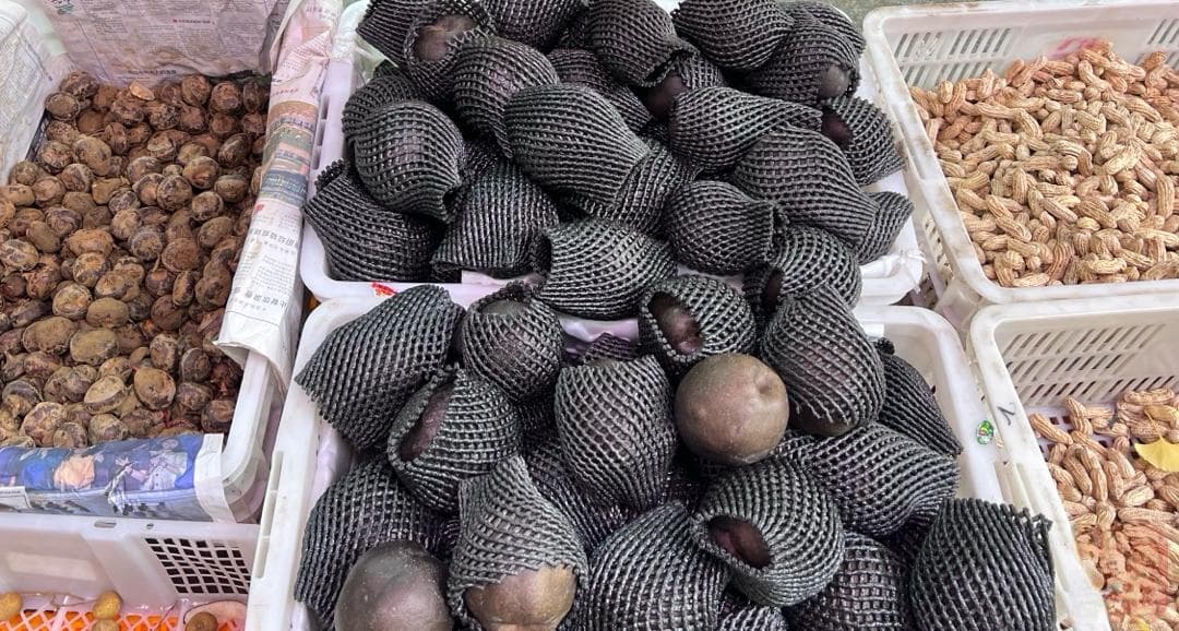成都街头售卖的黑皮梨是啥？专家：黑色表皮或经过特殊处理