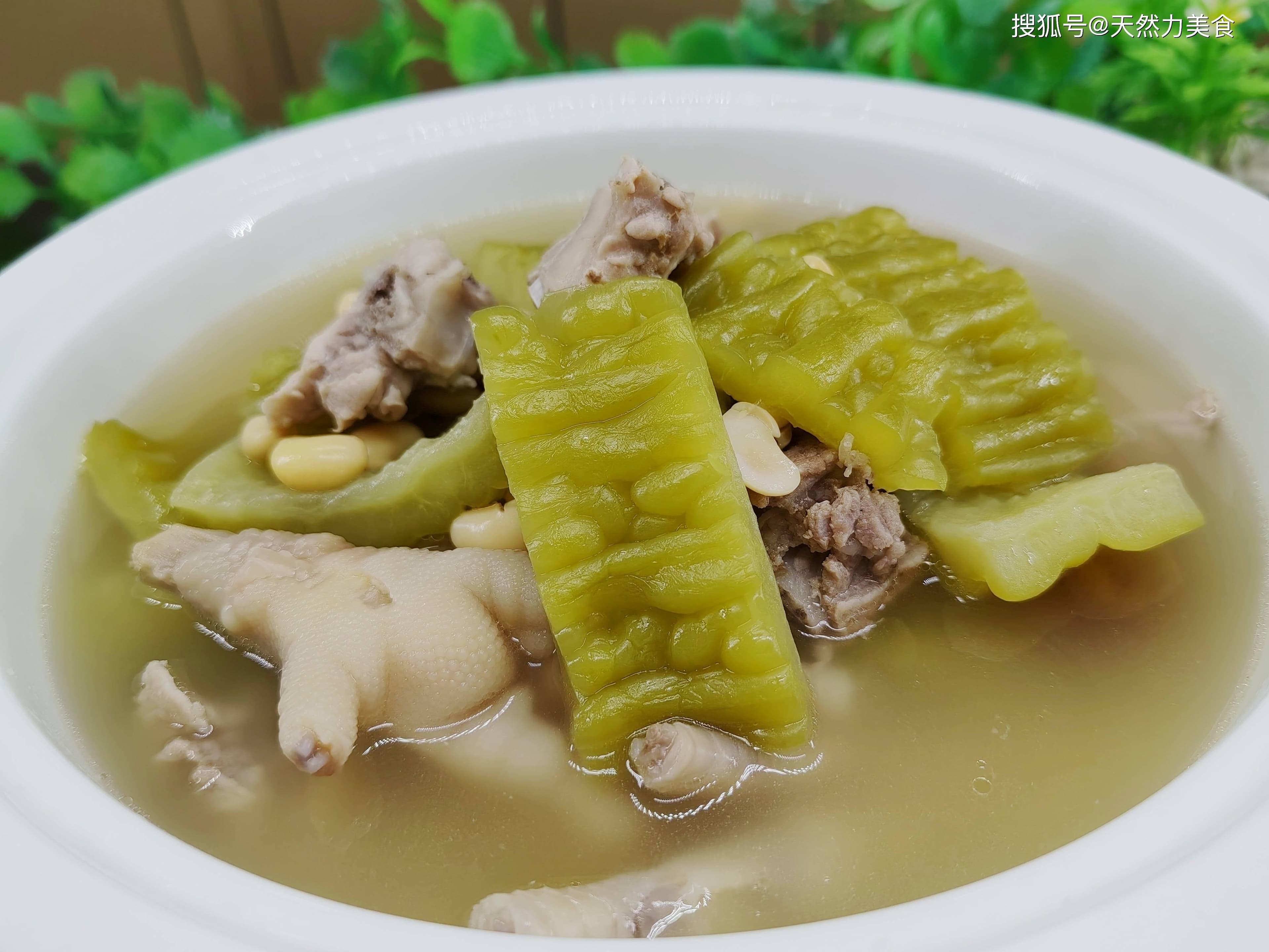 苦瓜黄豆排骨汤的广东做法，汤浓鲜美，味甘甜，适合全家的靓汤