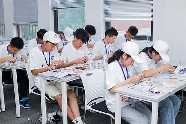 暑期未成年人网游行为调查①：与手游“争夺”乡村少年的驻村干部们