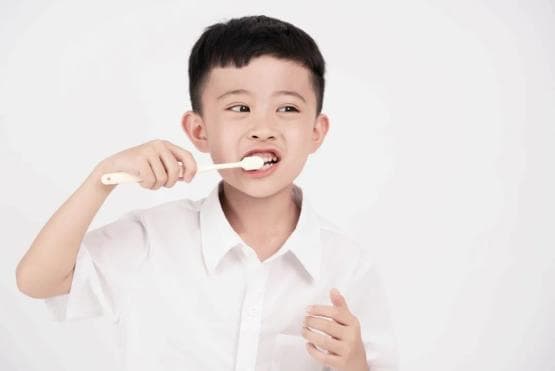 挑选儿童牙刷有门道！不同年龄，这样选→