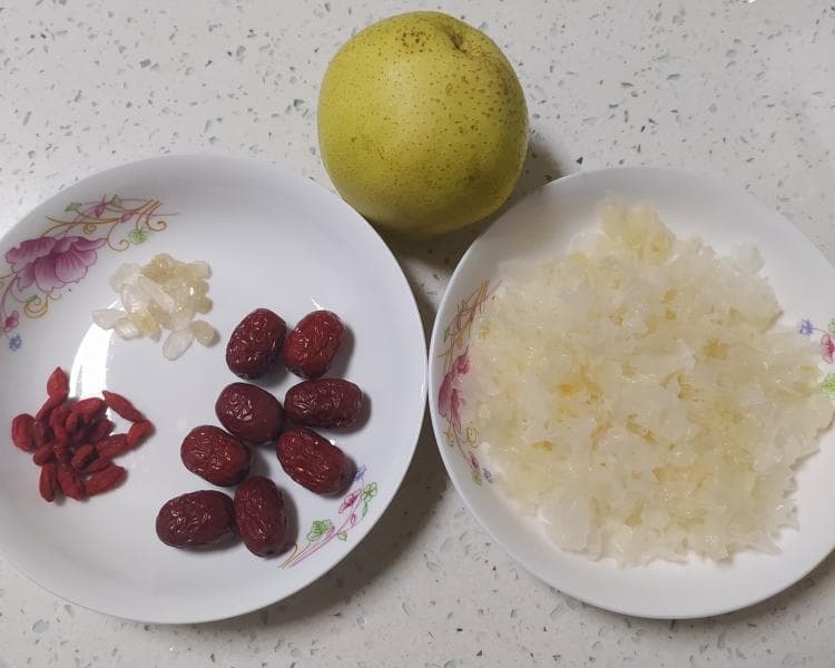 银耳雪梨汤：秋冬润肺止咳，8步制作详解