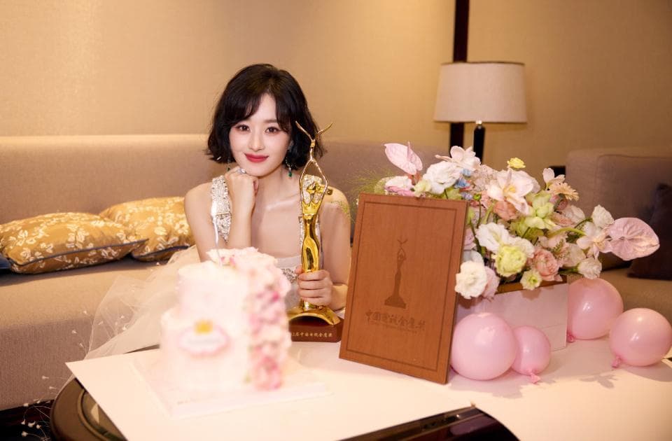 赵丽颖金鹰奖封后：高定白纱裙惊艳全场，获奖感言感动人心