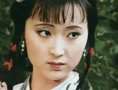 红楼梦中薛宝钗与林黛玉之间的关系有何变化？