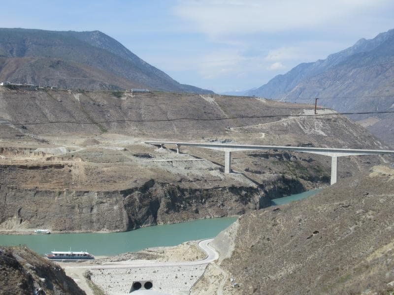 下虎跳峡金沙江大桥：连接两岸的致富桥