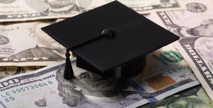 美国大学奖学金与助学金详解：国际学生申请指南