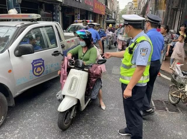 未戴头盔不再直接罚款，电动车取消“4项处罚”，让出行更加便利